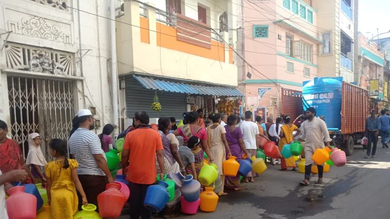 ಕುಡಿಯಲೂ ನೀರಿಲ್ಲದೆ ರಾಜ್ಯದಲ್ಲಿ ಹಾಹಾಕಾರ ಕುಡಿಯಲೂ ನೀರಿಲ್ಲದೆ ರಾಜ್ಯದಲ್ಲಿ ಹಾಹಾಕಾರ