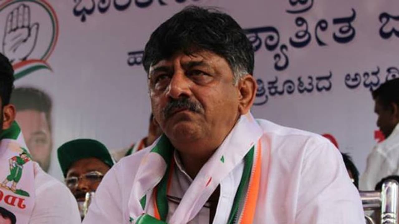 ರಾಜಕೀಯ ದೊಂಬರಾಟದ ನಡುವೆ ಸಚಿವ ಡಿಕೆಶಿಗೆ ತೀವ್ರ ಸಂಕಷ್ಟ ರಾಜಕೀಯ ದೊಂಬರಾಟದ ನಡುವೆ ಸಚಿವ ಡಿಕೆಶಿಗೆ ತೀವ್ರ ಸಂಕಷ್ಟ