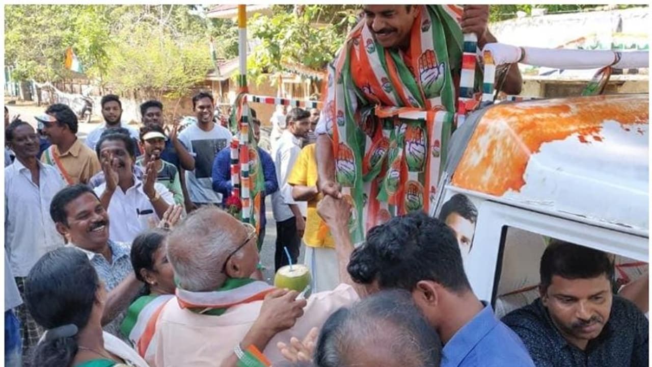 ഓര്മ്മക്കുറവുള്ള അച്ഛന്റെ കഴുത്തില് ഷാളണിയിച്ച് കോണ്ഗ്രസ് രാഷ്ട്രീയം കളിക്കുന്നു; കമ്യൂണിസ്റ്റ് നേതാവിന്റെ മകന് രംഗത്ത് ഓര്മ്മക്കുറവുള്ള അച്ഛന്റെ കഴുത്തില് ഷാളണിയിച്ച് കോണ്ഗ്രസ് രാഷ്ട്രീയം കളിക്കുന്നു; കമ്യൂണിസ്റ്റ് നേതാവിന്റെ മകന് രംഗത്ത്