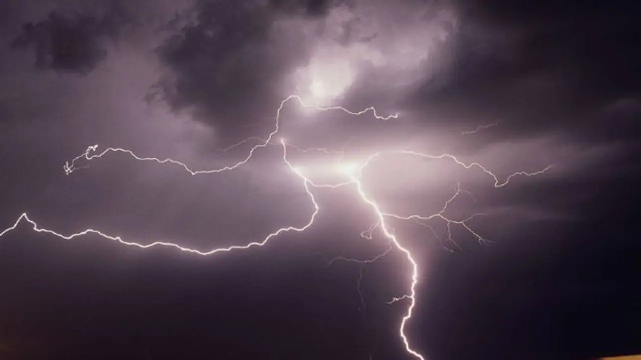 മിന്നലുള്ളപ്പോള് കെട്ടിടങ്ങളുടെ അകത്ത് നില്ക്കാമോ? പ്രതിരോധം എങ്ങനെയെല്ലാമാകാം? മിന്നലുള്ളപ്പോള് കെട്ടിടങ്ങളുടെ അകത്ത് നില്ക്കാമോ? പ്രതിരോധം എങ്ങനെയെല്ലാമാകാം?