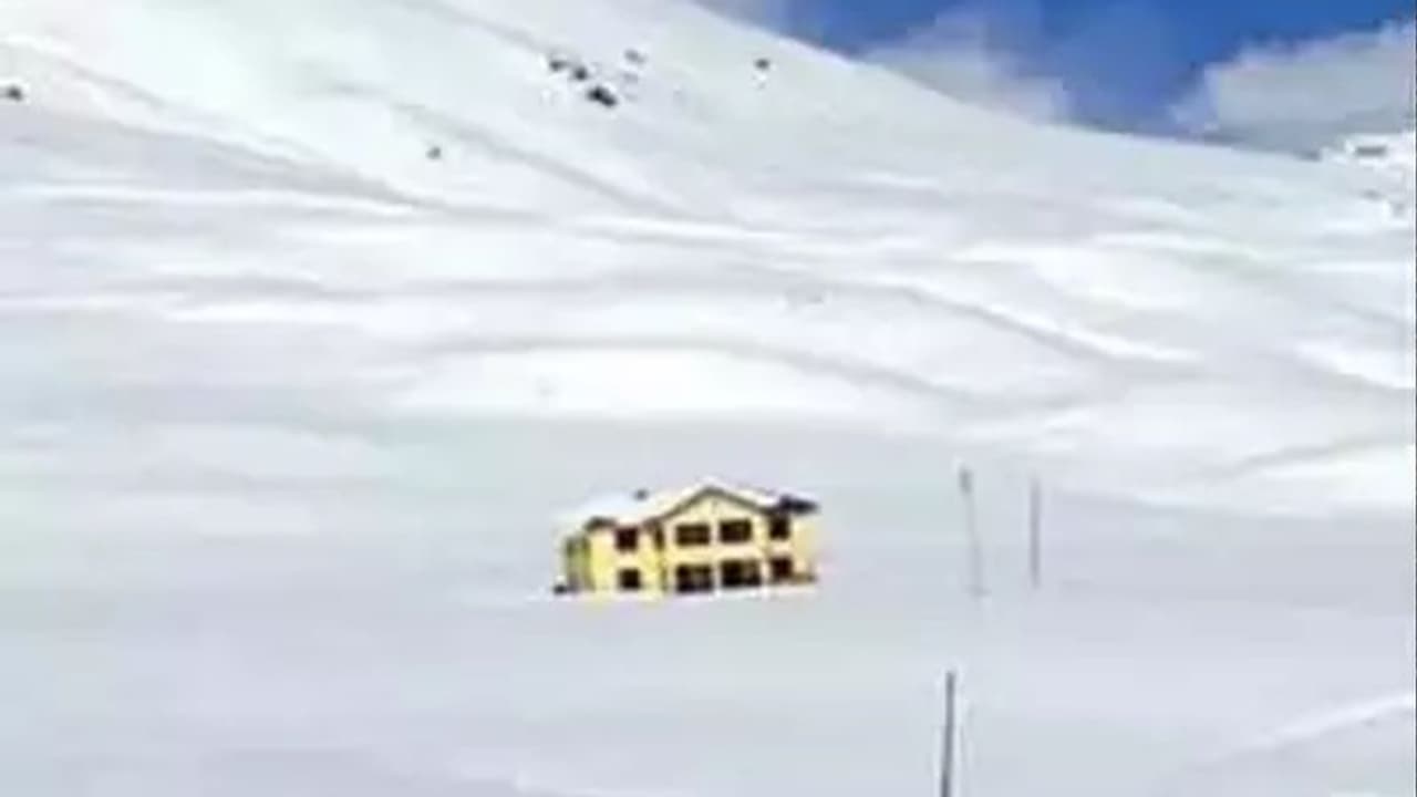 ವಿಶ್ವದ ಎತ್ತರದ ಮತಗಟ್ಟೆ: 48 ಮತದಾರರಿಗೆ ಹಿಮದ ನಡುವೆಯೇ ಬೂತ್ ವಿಶ್ವದ ಎತ್ತರದ ಮತಗಟ್ಟೆ: 48 ಮತದಾರರಿಗೆ ಹಿಮದ ನಡುವೆಯೇ ಬೂತ್