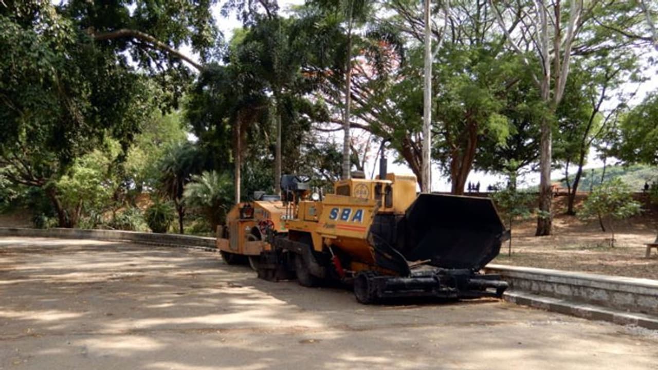 20 ವರ್ಷಗಳ ಬಳಿಕ ಬೆಂಗಳೂರಿನ ಲಾಲ್ ಬಾಗ್ ರಸ್ತೆಗಳಿಗೆ ಡಾಂಬರ್ 20 ವರ್ಷಗಳ ಬಳಿಕ ಬೆಂಗಳೂರಿನ ಲಾಲ್ ಬಾಗ್ ರಸ್ತೆಗಳಿಗೆ ಡಾಂಬರ್