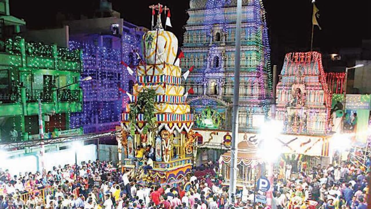 Bengaluru: ಮಳೆಯ ನಡುವೆಯೂ ಅದ್ಧೂರಿ ಹೂವಿನ ಕರಗ