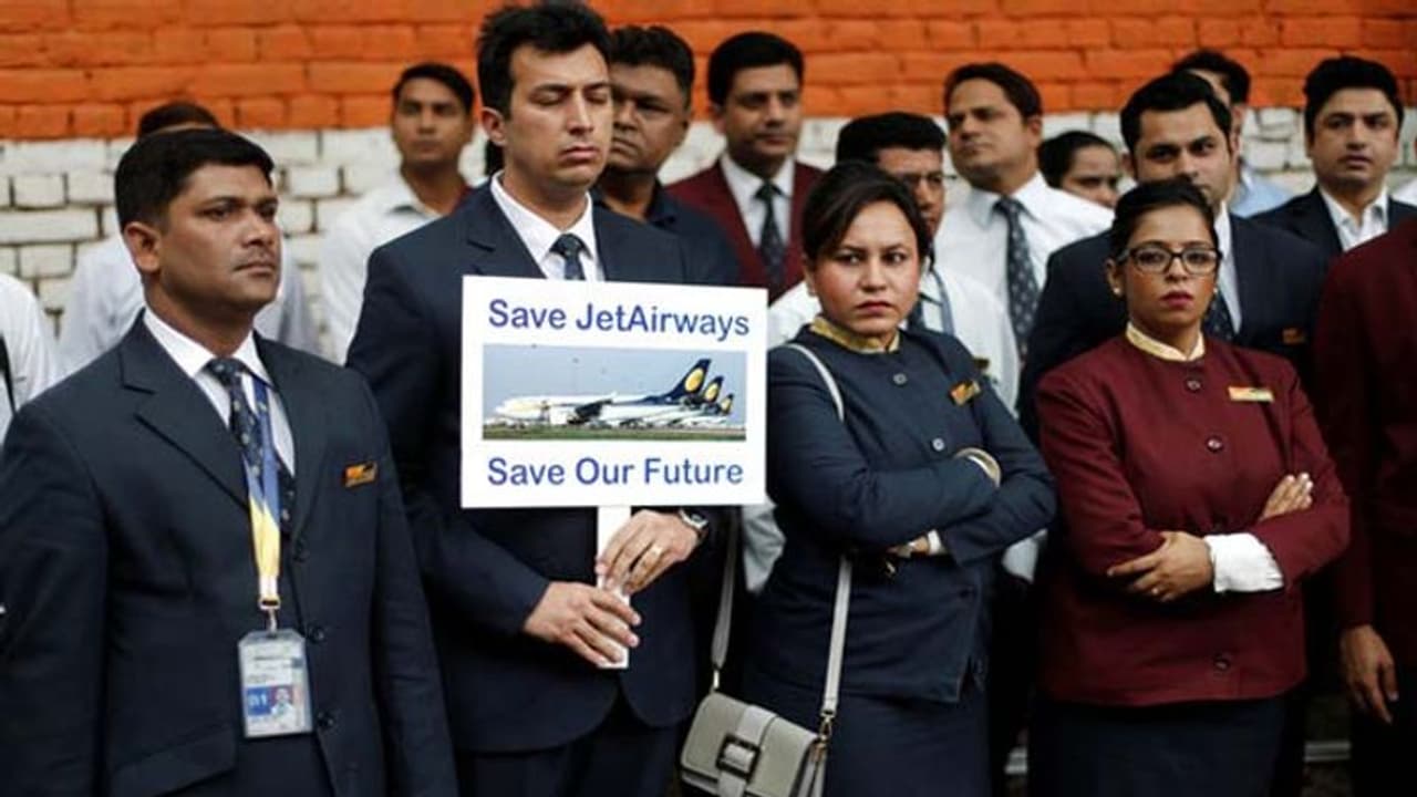 మేమున్నాం: జెట్ ఎయిర్వేస్ ఉద్యోగులకు స్పైస్జెట్ భరోసా మేమున్నాం: జెట్ ఎయిర్వేస్ ఉద్యోగులకు స్పైస్జెట్ భరోసా