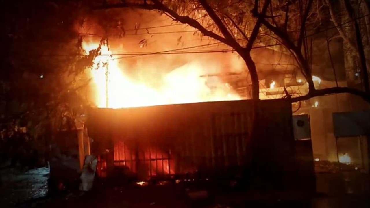 భార్యపై కోపంతో.. సొంత ఇంటికి నిప్పు భార్యపై కోపంతో.. సొంత ఇంటికి నిప్పు