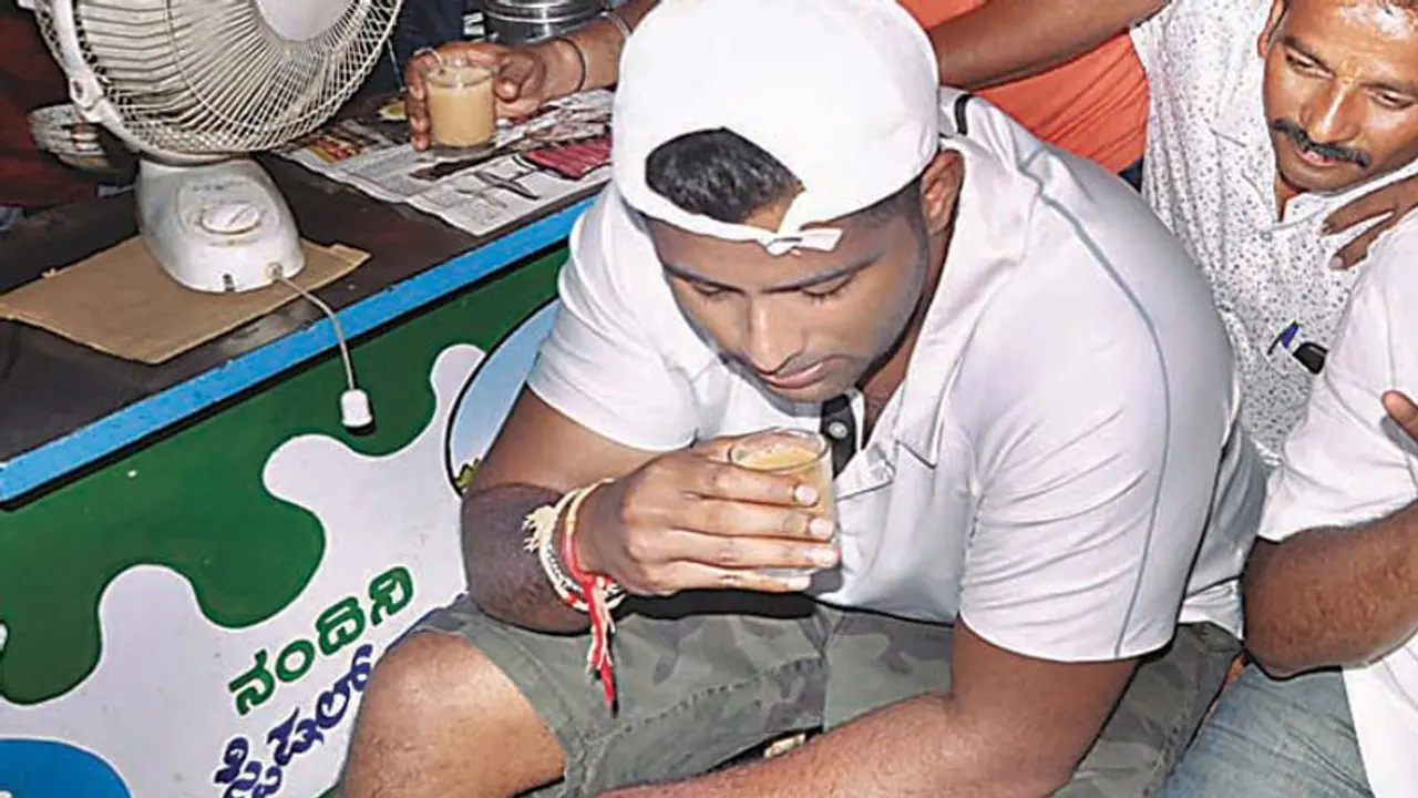 ಮಂಡ್ಯದಲ್ಲಿ ಪೆಟ್ಟಿಗೆ ಅಂಗಡಿಯಲ್ಲಿ ಚಹಾ ಹೀರಿ ಜೆಡಿಎಸ್ಗೆ ಅಭಿ ತಿರುಗೇಟು ಮಂಡ್ಯದಲ್ಲಿ ಪೆಟ್ಟಿಗೆ ಅಂಗಡಿಯಲ್ಲಿ ಚಹಾ ಹೀರಿ ಜೆಡಿಎಸ್ಗೆ ಅಭಿ ತಿರುಗೇಟು