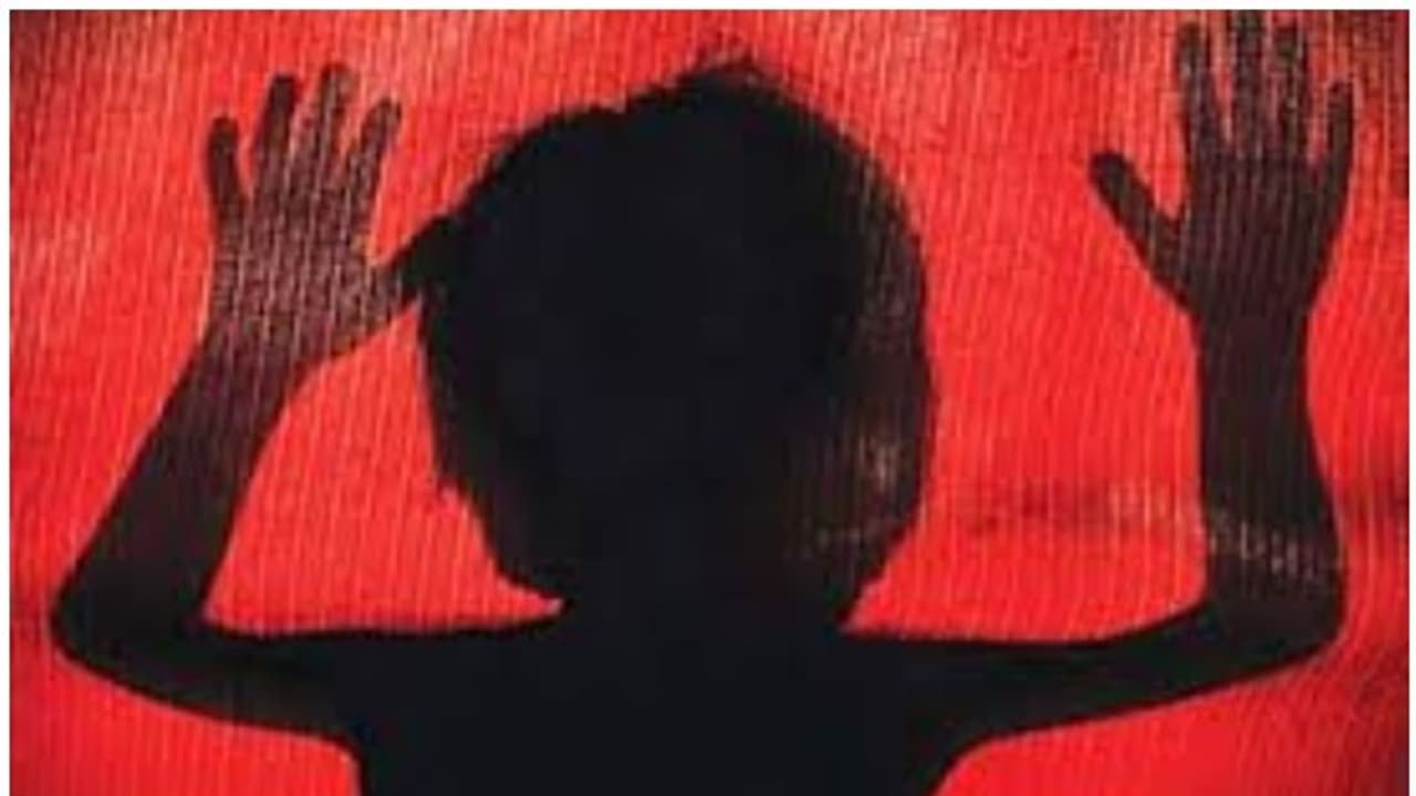 കണ്ണില്ലാത്ത ക്രൂരത വീണ്ടും; കണ്ണൂരില് മദ്യ ലഹരിയില് മക്കളെ നിലത്തടിച്ചും കൈ തല്ലിയൊടിച്ചും അച്ഛന് കണ്ണില്ലാത്ത ക്രൂരത വീണ്ടും; കണ്ണൂരില് മദ്യ ലഹരിയില് മക്കളെ നിലത്തടിച്ചും കൈ തല്ലിയൊടിച്ചും അച്ഛന്