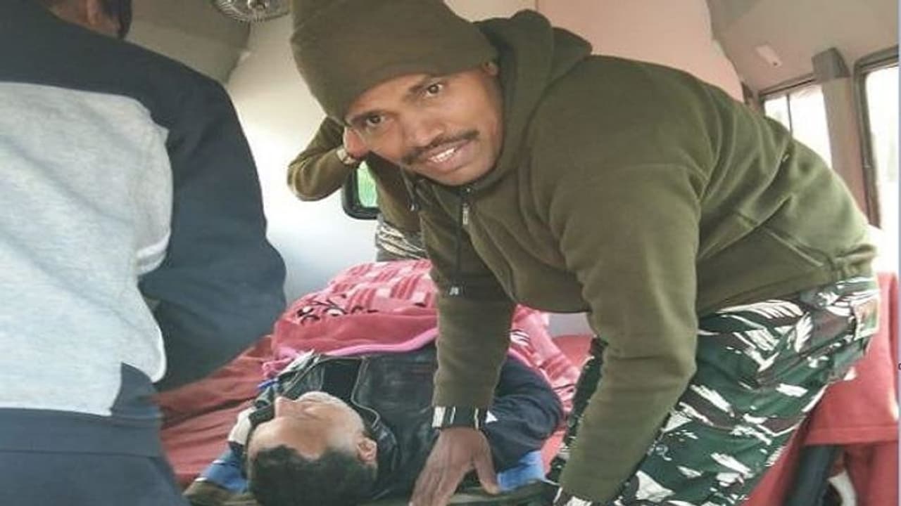 'ಡಿಯರ್ ಡಾಕ್ಟರ್‌'ಗೆ ಫೋನ್ ಮಾಡಿ ಚುನಾವಣಾಧಿಕಾರಿ ಜೀವ ಉಳಿಸಿದ ಯೋಧ!