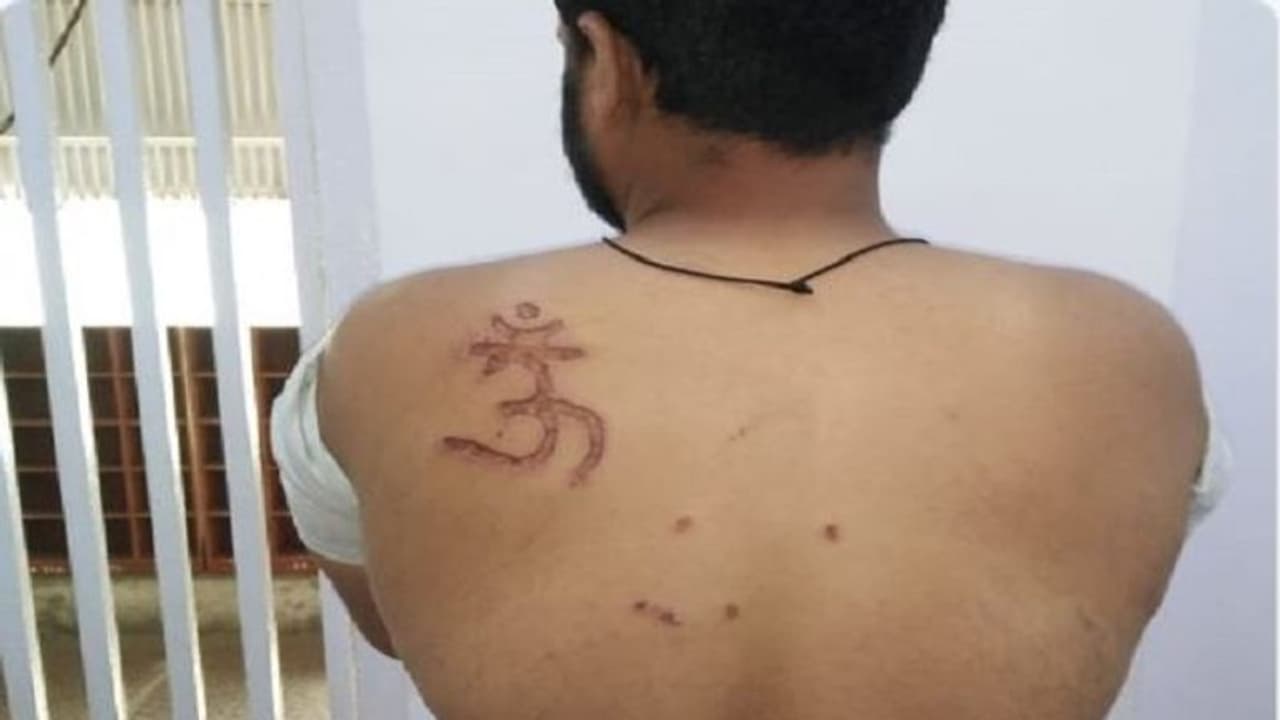 ಮುಸ್ಲಿಂ ಕೈದಿಗೆ 'ಓಂ' ಬರೆ: ನ್ಯಾಯಾಲಯದಿಂದ ತನಿಖೆಗೆ ಕರೆ! ಮುಸ್ಲಿಂ ಕೈದಿಗೆ 'ಓಂ' ಬರೆ: ನ್ಯಾಯಾಲಯದಿಂದ ತನಿಖೆಗೆ ಕರೆ!