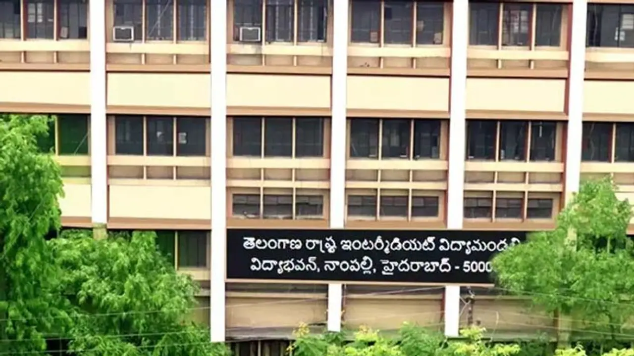 కాంట్రాక్ట్ లెక్చరర్ల క్రమబద్ధీకరణపై తెలంగాణ సర్కార్ ఫోకస్.. ఆ వర్సిటీలపై ఆరా కాంట్రాక్ట్ లెక్చరర్ల క్రమబద్ధీకరణపై తెలంగాణ సర్కార్ ఫోకస్.. ఆ వర్సిటీలపై ఆరా