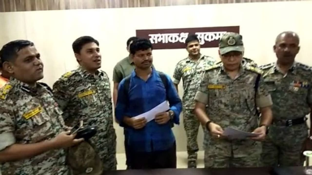 গণতন্ত্রের বিরোধিতা থেকে সরাসরি রক্ষার দায়িত্বে! ১৮০ ডিগ্রি ঘুরে গেল দুই মাওবাদীর জীবন