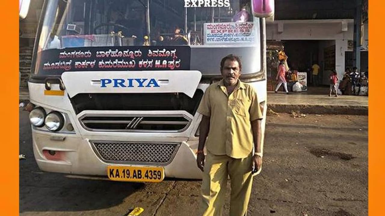 പോളിങ് ബൂത്തിന് മുന്നിൽ ബസ് നിർത്തി, ഡ്രൈവർ വോട്ട് ചെയ്ത് മടങ്ങി; അമ്പരന്ന് യാത്രക്കാർ പോളിങ് ബൂത്തിന് മുന്നിൽ ബസ് നിർത്തി, ഡ്രൈവർ വോട്ട് ചെയ്ത് മടങ്ങി; അമ്പരന്ന് യാത്രക്കാർ