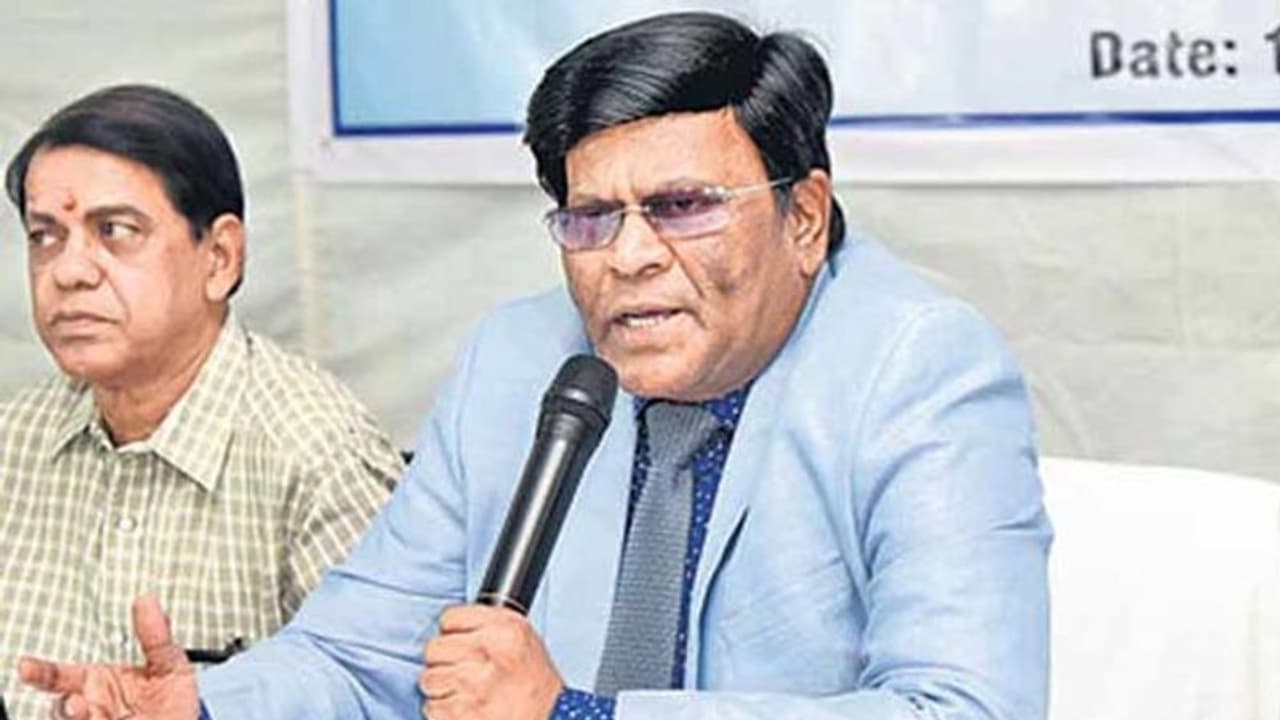 మాస్ హిస్టీరియాతోనే విద్యార్థుల ఆత్మహత్యలు: అశోక్ వితండవాదం మాస్ హిస్టీరియాతోనే విద్యార్థుల ఆత్మహత్యలు: అశోక్ వితండవాదం