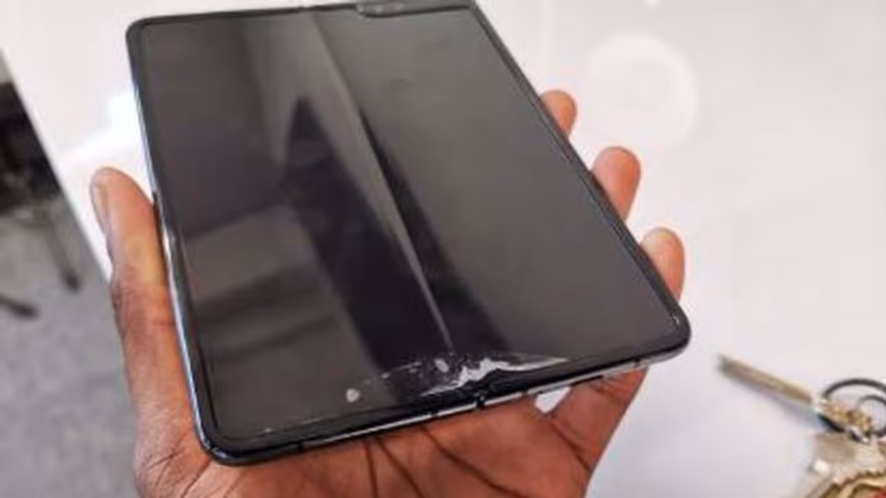 లేయర్తో జాగ్రత్త: శామ్సంగ్ గెలాక్సీ ఫోల్డ్ 2రోజులకే డ్యామేజ్! లేయర్తో జాగ్రత్త: శామ్సంగ్ గెలాక్సీ ఫోల్డ్ 2రోజులకే డ్యామేజ్!