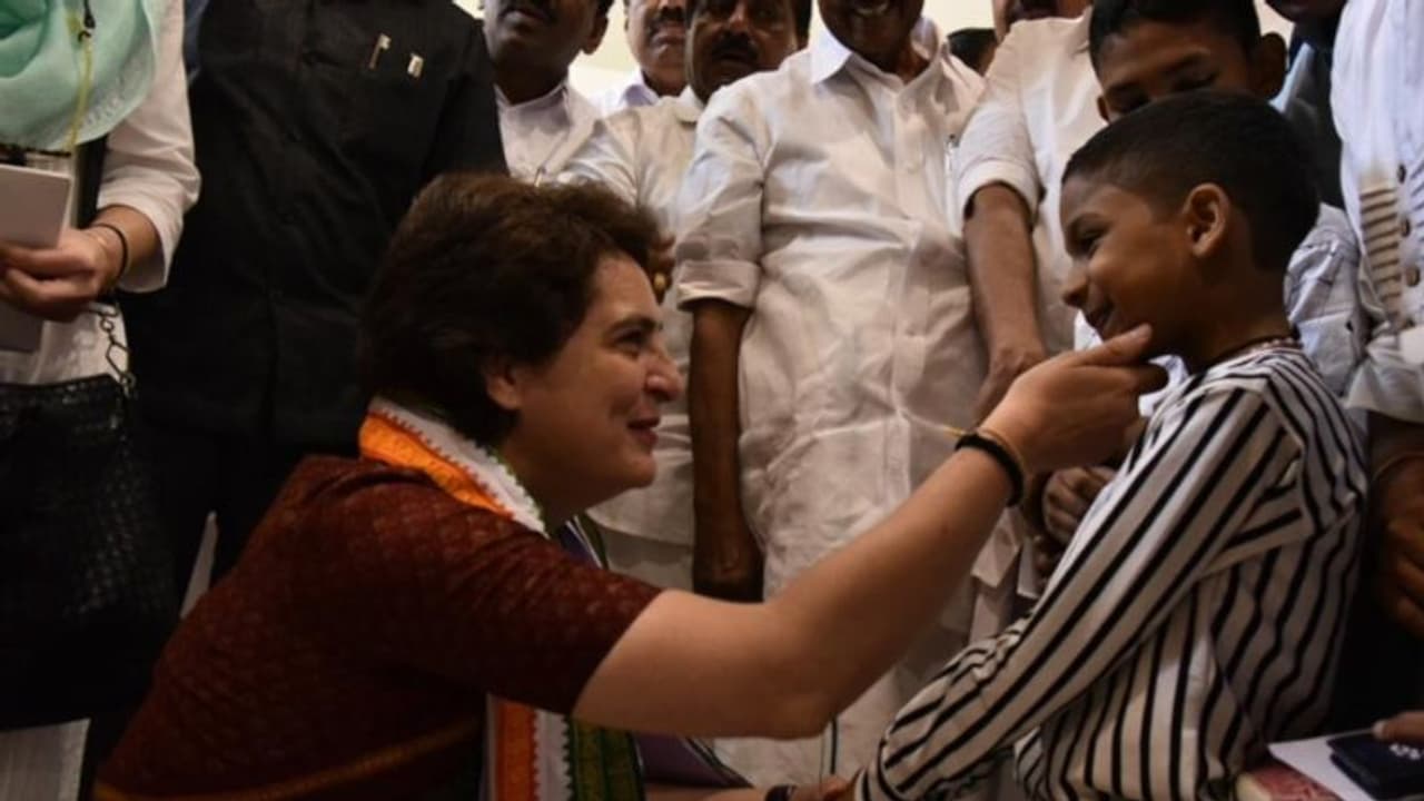 യുപിഎ അധികാരത്തിലെത്തിയാല് കാര്ഷിക കടങ്ങള് എഴുതി തള്ളുമെന്ന് പ്രിയങ്കാ ഗാന്ധി യുപിഎ അധികാരത്തിലെത്തിയാല് കാര്ഷിക കടങ്ങള് എഴുതി തള്ളുമെന്ന് പ്രിയങ്കാ ഗാന്ധി