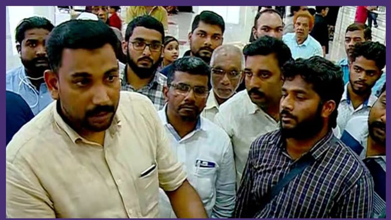 12 മണിക്കൂറിലധികം വൈകി വിമാനം; കാരണം തിരക്കിയപ്പോള് മോശം പെരുമാറ്റം; പരാതിയുമായി യാത്രക്കാര് 12 മണിക്കൂറിലധികം വൈകി വിമാനം; കാരണം തിരക്കിയപ്പോള് മോശം പെരുമാറ്റം; പരാതിയുമായി യാത്രക്കാര്