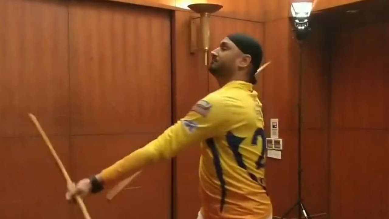 പന്ത് തിരിക്കാന് മാത്രമല്ല; ഹര്ഭജന് ആയോധന കലയിലും ഒരുപിടിയുണ്ട് വൈറല് വീഡിയോ കാണാം പന്ത് തിരിക്കാന് മാത്രമല്ല; ഹര്ഭജന് ആയോധന കലയിലും ഒരുപിടിയുണ്ട് വൈറല് വീഡിയോ കാണാം