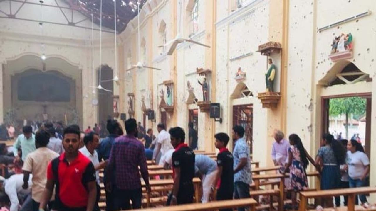 కొలంబోలో బాంబు పేలుళ్లు: 290 మంది మృతి, 450 మందికి గాయాలు కొలంబోలో బాంబు పేలుళ్లు: 290 మంది మృతి, 450 మందికి గాయాలు