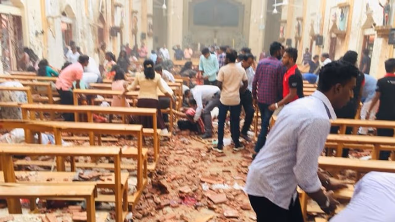ಶ್ರೀಲಂಕಾದ ಚರ್ಚ್, ಹೋಟೆಲ್ ಗಳಲ್ಲಿ ಸರಣಿ ಬಾಂಬ್ ಸ್ಫೋಟ: 25 ಮಂದಿ ಸಾವು ಶ್ರೀಲಂಕಾದ ಚರ್ಚ್, ಹೋಟೆಲ್ ಗಳಲ್ಲಿ ಸರಣಿ ಬಾಂಬ್ ಸ್ಫೋಟ: 25 ಮಂದಿ ಸಾವು