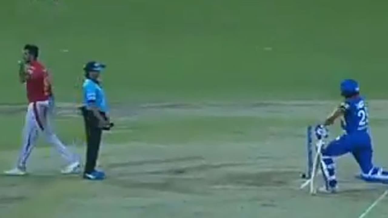 വീണ്ടും അശ്വിന്റെ മങ്കാദിങ് ശ്രമം; പൊട്ടിച്ചിരിപ്പിക്കുന്ന മറുപടിയുമായി ധവാന് വീഡിയോ കാണാം വീണ്ടും അശ്വിന്റെ മങ്കാദിങ് ശ്രമം; പൊട്ടിച്ചിരിപ്പിക്കുന്ന മറുപടിയുമായി ധവാന് വീഡിയോ കാണാം