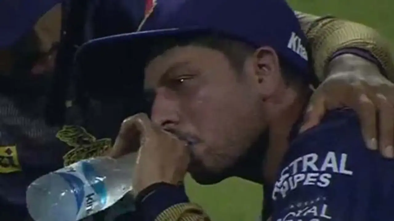 ఒకే ఓవర్లో 3 సిక్సులు, 2 ఫోర్లు: కంటతడి పెట్టిన బౌలర్ ఒకే ఓవర్లో 3 సిక్సులు, 2 ఫోర్లు: కంటతడి పెట్టిన బౌలర్