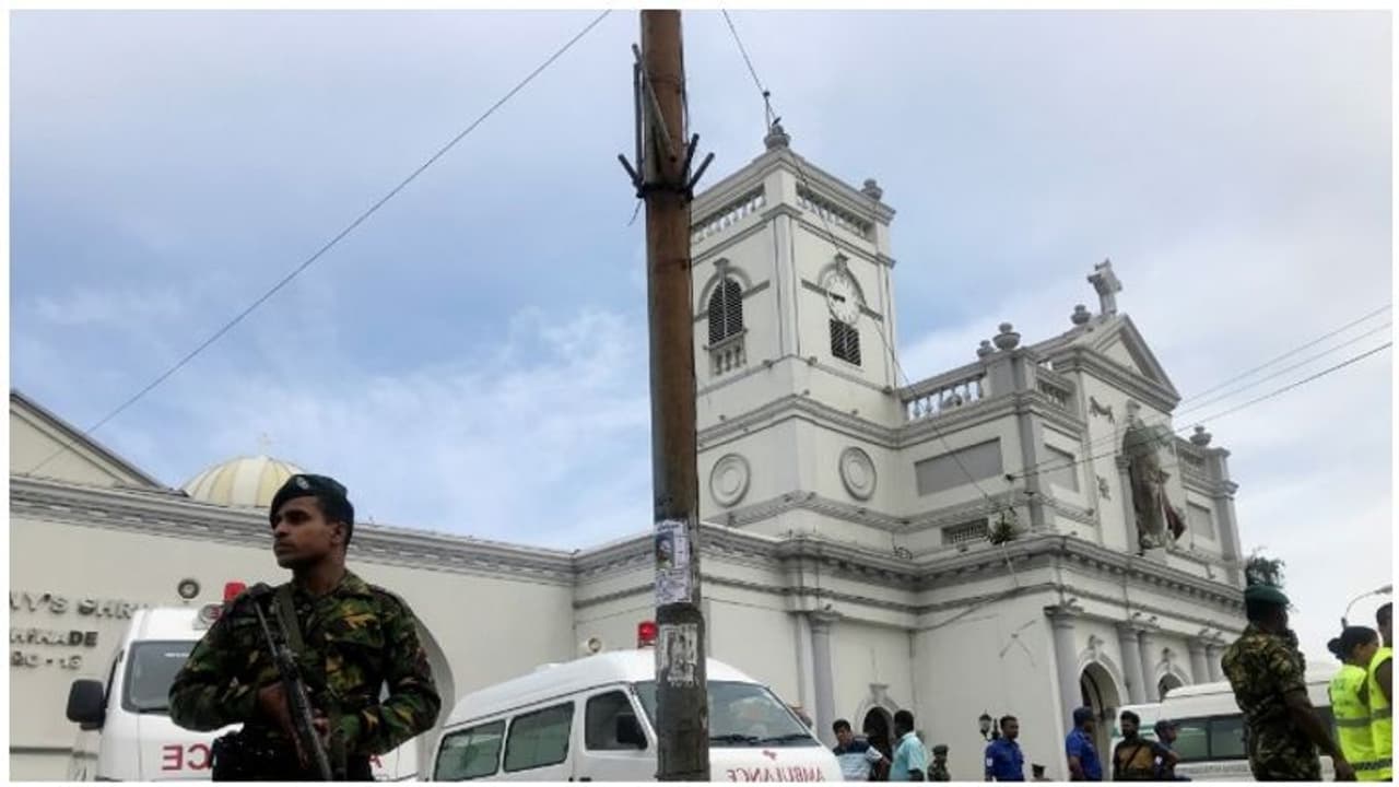 இலங்கை குண்டு வெடிப்பு... பயங்கர வீடியோ வெளியானது..! பலியானோர் எண்ணிக்கை 137 ஆக உயர்வு..! இலங்கை குண்டு வெடிப்பு... பயங்கர வீடியோ வெளியானது..! பலியானோர் எண்ணிக்கை 137 ஆக உயர்வு..!