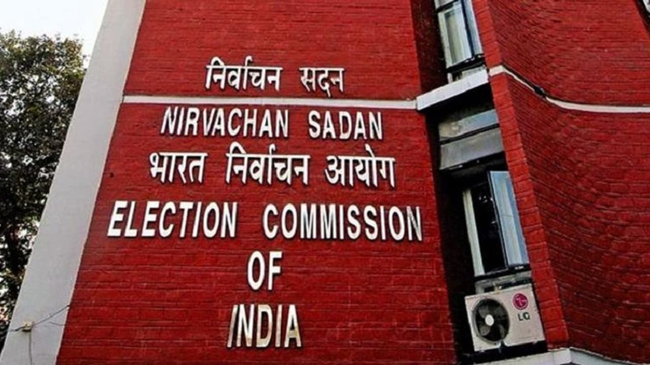 चुनाव आयोग ने ममता को दिया झटका, पुलिस नहीं केन्द्रीय सुरक्षा बलों पर होगा मतदान केन्द्रों का जिम्मा