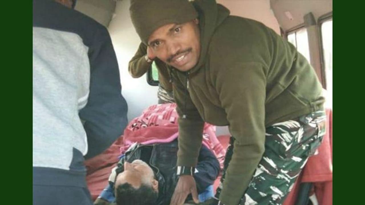 ഡോക്ടറുടെ നിർദ്ദേശങ്ങൾ കേട്ടത് ഫോണിലൂടെ; തെരഞ്ഞെടുപ്പ് ഉദ്യോഗസ്ഥന്റെ ജീവൻ രക്ഷിച്ച് സിആർപിഎഫ് ജവാൻ ഡോക്ടറുടെ നിർദ്ദേശങ്ങൾ കേട്ടത് ഫോണിലൂടെ; തെരഞ്ഞെടുപ്പ് ഉദ്യോഗസ്ഥന്റെ ജീവൻ രക്ഷിച്ച് സിആർപിഎഫ് ജവാൻ