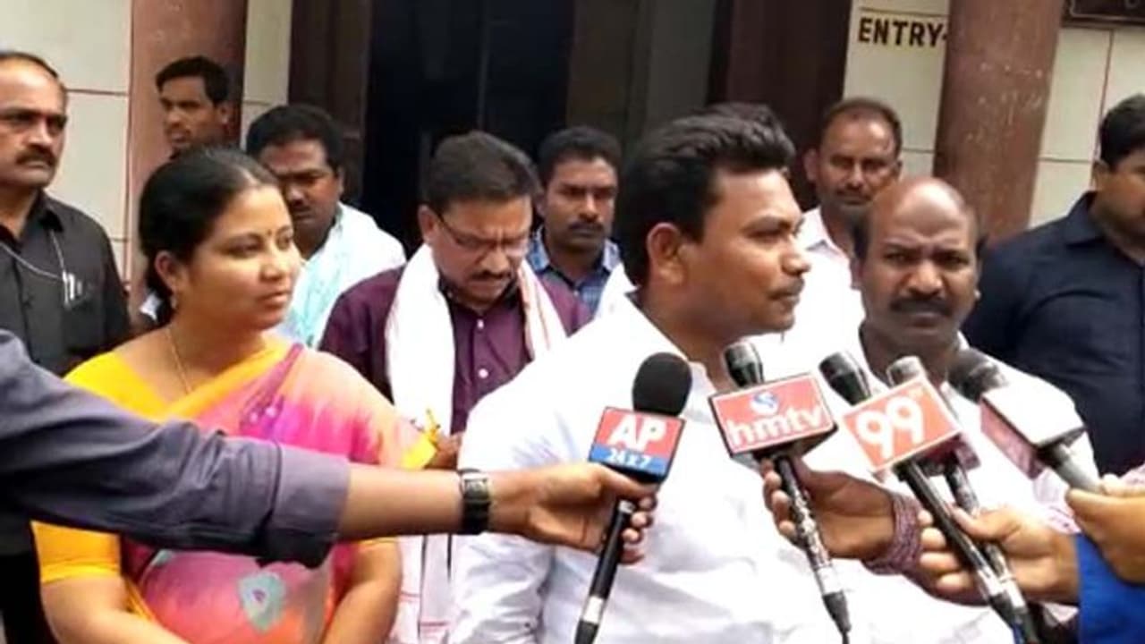 చివరికి మిగిలేది ఆ ముగ్గురే: కాంగ్రెస్ ఎమ్మెల్యేలు (వీడియో) చివరికి మిగిలేది ఆ ముగ్గురే: కాంగ్రెస్ ఎమ్మెల్యేలు (వీడియో)