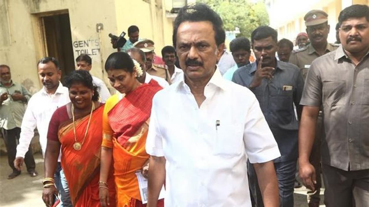 அதிமுக வேட்பாளருக்கு உதவிய திமுக மாவட்ட செயலாளர்... கழற்றி விட்ட மு.க.ஸ்டாலின்..! அதிமுக வேட்பாளருக்கு உதவிய திமுக மாவட்ட செயலாளர்... கழற்றி விட்ட மு.க.ஸ்டாலின்..!