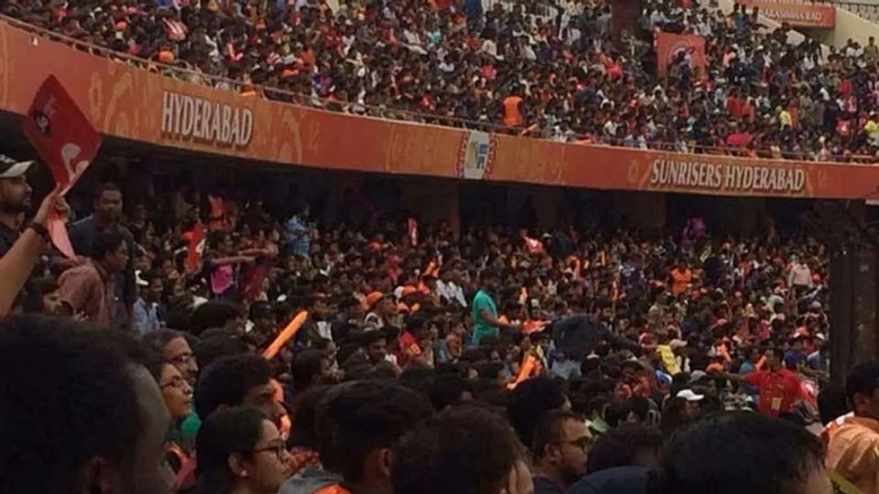 ఉప్పల్ స్టేడియంలో యువతీ, యువకుల హల్చల్: తప్పతాగి వీరంగం ఉప్పల్ స్టేడియంలో యువతీ, యువకుల హల్చల్: తప్పతాగి వీరంగం