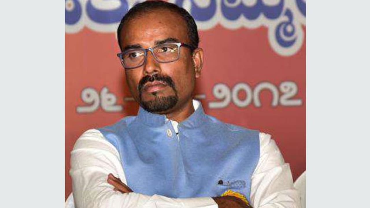 ಜನರ ಆಹವಾಲು ಆಲಿಸಲು ‘ಫೇಸ್ಬುಕ್’: ಶಿವಮೊಗ್ಗ ಡೀಸಿಯ ವಿನೂತನ ಕ್ರಮ ಜನರ ಆಹವಾಲು ಆಲಿಸಲು ‘ಫೇಸ್ಬುಕ್’: ಶಿವಮೊಗ್ಗ ಡೀಸಿಯ ವಿನೂತನ ಕ್ರಮ