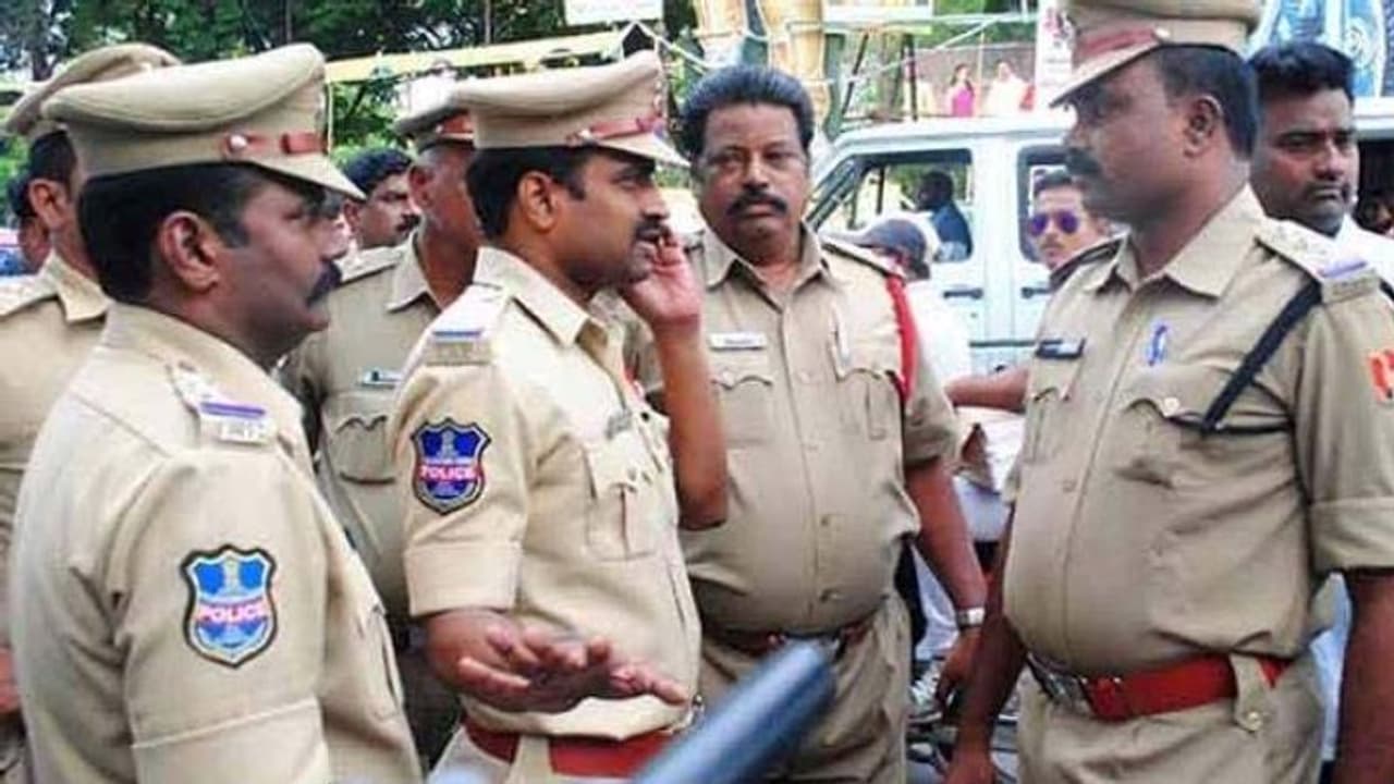 శ్రీలంకలో పేలుళ్లు.. హైదరాబాద్లో హైఅలర్ట్ శ్రీలంకలో పేలుళ్లు.. హైదరాబాద్లో హైఅలర్ట్