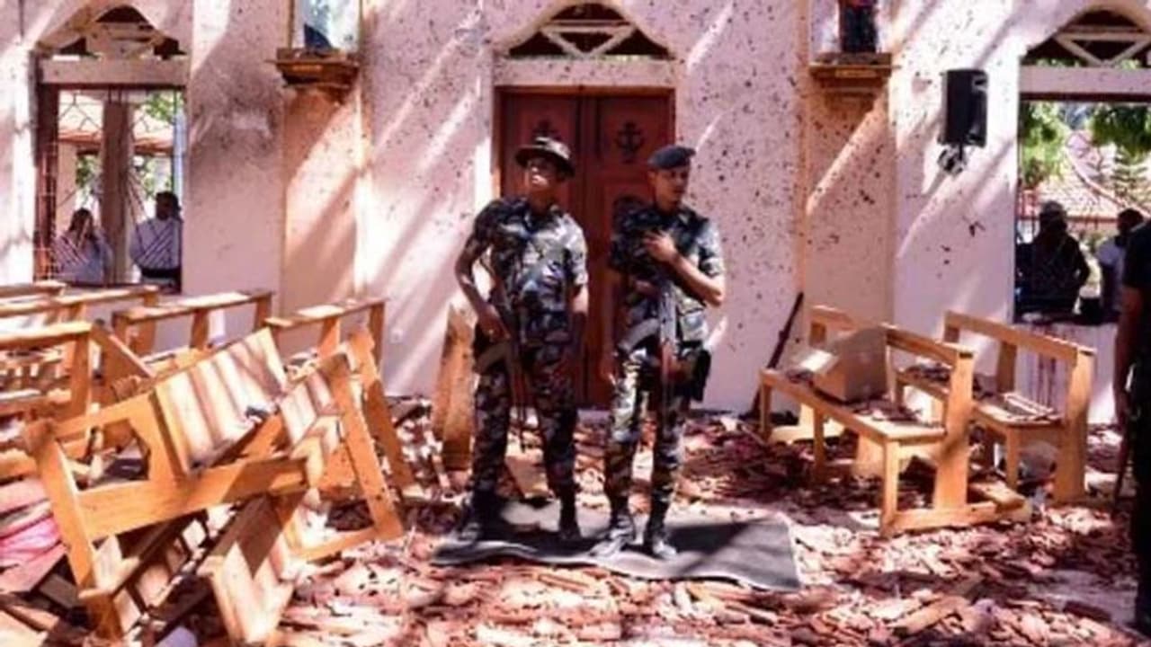 శ్రీలంక పేలుళ్లు: టిఫిన్ కోసం క్యూలో నిలబడి.. పని ముగించిన ఉగ్రవాది శ్రీలంక పేలుళ్లు: టిఫిన్ కోసం క్యూలో నిలబడి.. పని ముగించిన ఉగ్రవాది