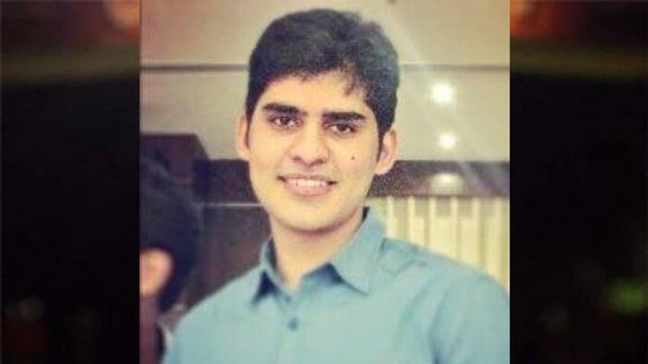 ইউপিএসসি তে প্রথম হয়ে প্রেমিকাকে ধন্যবাদ জানালেন মুম্বইয়ের কণিষ্ক ইউপিএসসি তে প্রথম হয়ে প্রেমিকাকে ধন্যবাদ জানালেন মুম্বইয়ের কণিষ্ক