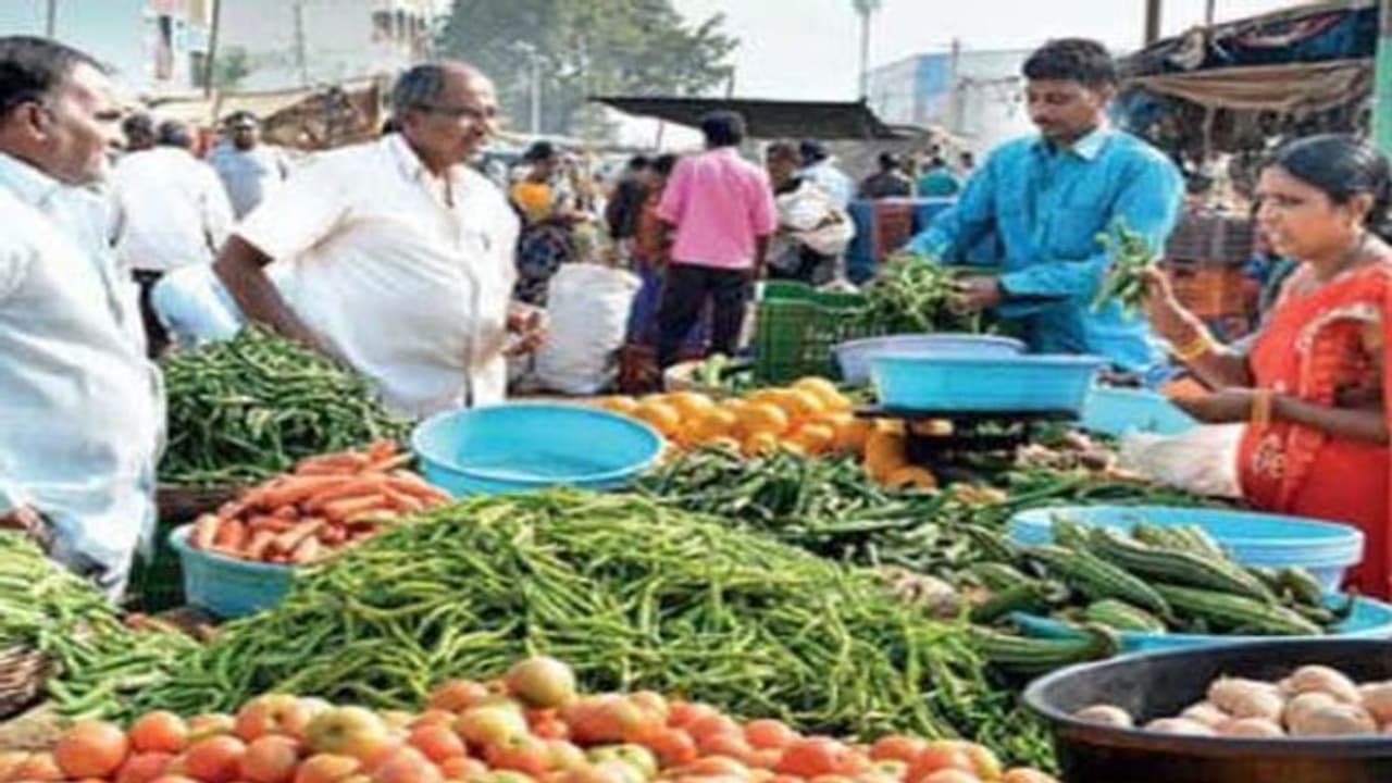 మండుతున్న కూరగాయల ధరలు.. పెరుగుతున్న ద్రవ్యోల్బణం మండుతున్న కూరగాయల ధరలు.. పెరుగుతున్న ద్రవ్యోల్బణం