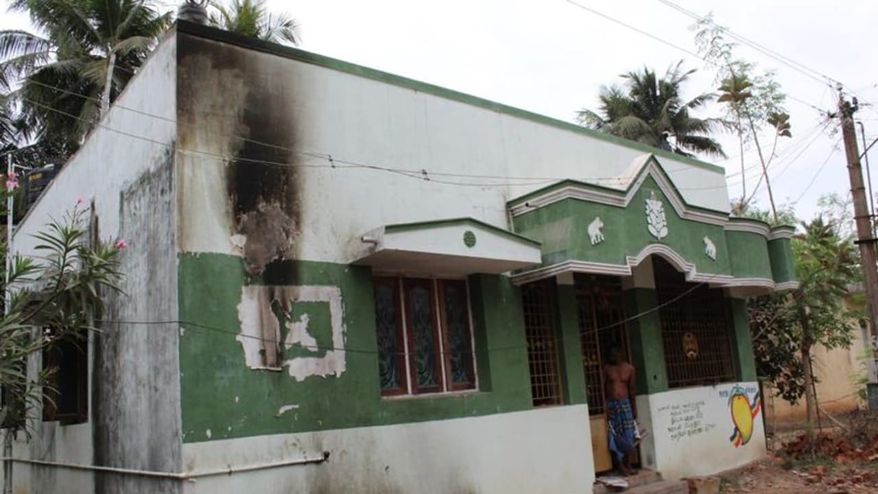 பாமக பிரமுகர் வீட்டில் பெட்ரோல் குண்டு வீச்சு... அதிகாலையில் நடந்த அதிபயங்கரம்!! பாமக பிரமுகர் வீட்டில் பெட்ரோல் குண்டு வீச்சு... அதிகாலையில் நடந்த அதிபயங்கரம்!!