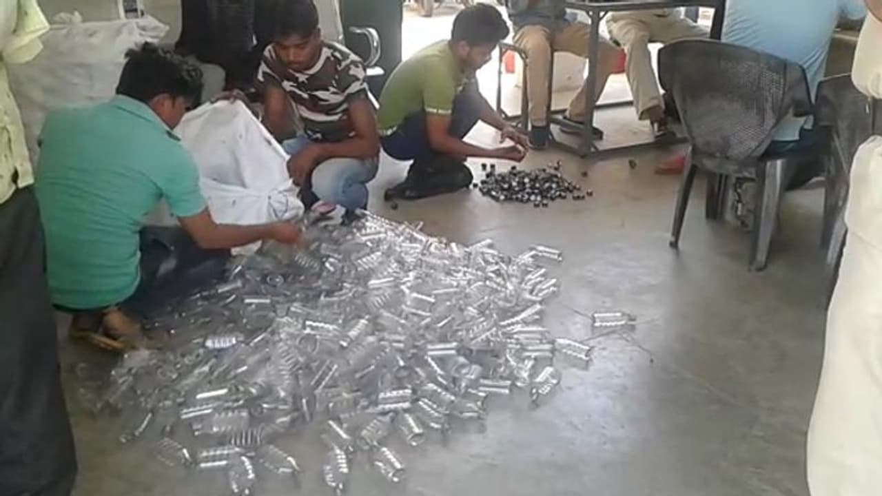 புதுவையில் ரூ.1.5 லட்சம் மதிப்பிலான கள்ளச் சாராயம் அழிப்பு புதுவையில் ரூ.1.5 லட்சம் மதிப்பிலான கள்ளச் சாராயம் அழிப்பு