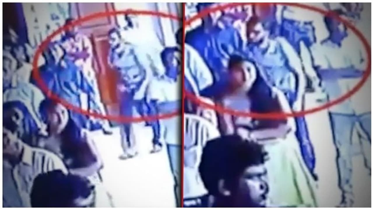 வெடி குண்டை சுமக்க முடியாமல் நடந்து வந்த தீவிரவாதி..!! பதற வைக்கும் பகீர் காட்சிகள்..! வெடி குண்டை சுமக்க முடியாமல் நடந்து வந்த தீவிரவாதி..!! பதற வைக்கும் பகீர் காட்சிகள்..!