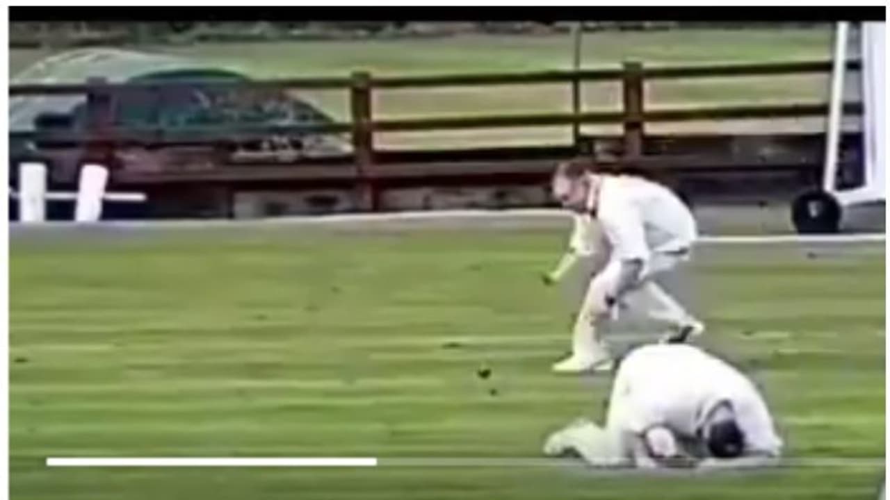 പന്ത് കൈവിട്ടു, സഹതാരത്തെ എറിഞ്ഞിട്ടു; ചിരി പടര്ത്തി ഒരു ഫീല്ഡിംഗ് വീഡിയോ പന്ത് കൈവിട്ടു, സഹതാരത്തെ എറിഞ്ഞിട്ടു; ചിരി പടര്ത്തി ഒരു ഫീല്ഡിംഗ് വീഡിയോ