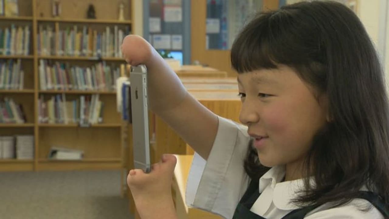 കൈകളില്ലാതെ ജനിച്ചു; മികച്ച കയ്യക്ഷരത്തിനുള്ള അവാർഡ് നേടി!