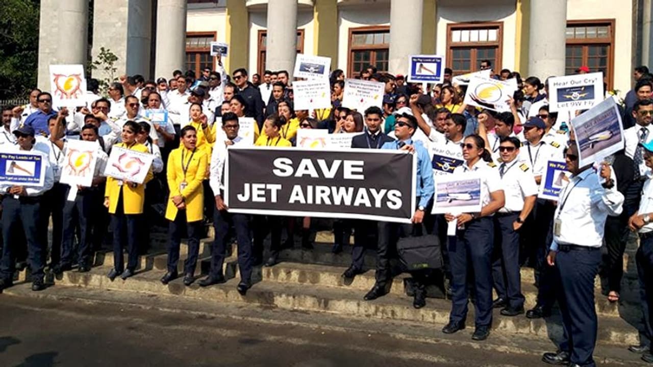 జెట్ సంక్షోభం: ఎతిహాద్ కుట్రేనంటూ పైలట్లు, ప్రధానికి ఫిర్యాదు జెట్ సంక్షోభం: ఎతిహాద్ కుట్రేనంటూ పైలట్లు, ప్రధానికి ఫిర్యాదు