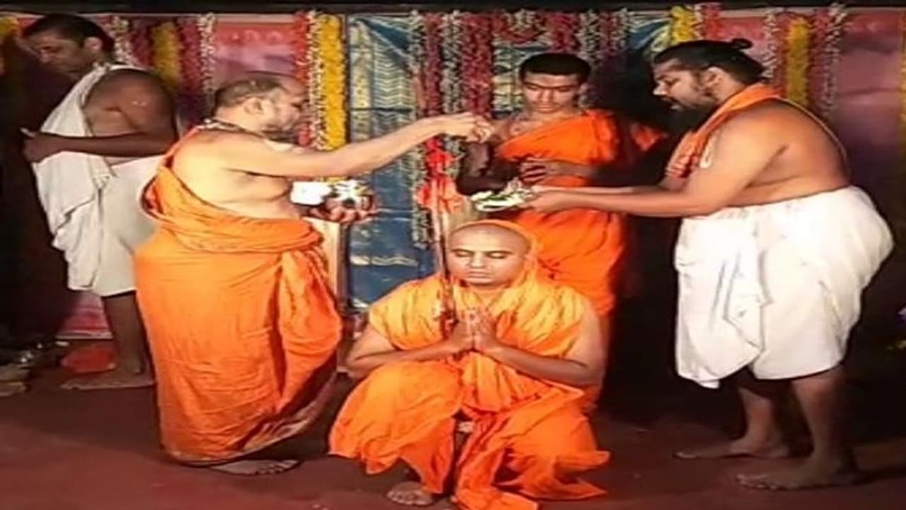 ಉಡುಪಿ ಪುತ್ತಿಗೆ ಮಠಕ್ಕೆ ಉತ್ತರಾಧಿಕಾರಿ ನೇಮಕ: ಶಿಷ್ಯ ಸ್ವೀಕರಿಸಿದ ಶ್ರೀ ಸುಗುಣೇಂದ್ರ ತೀರ್ಥರು ಉಡುಪಿ ಪುತ್ತಿಗೆ ಮಠಕ್ಕೆ ಉತ್ತರಾಧಿಕಾರಿ ನೇಮಕ: ಶಿಷ್ಯ ಸ್ವೀಕರಿಸಿದ ಶ್ರೀ ಸುಗುಣೇಂದ್ರ ತೀರ್ಥರು