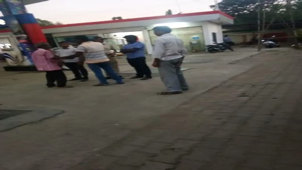 ಹಣ ಹಂಚುತ್ತಿದ್ದಾಗ ಐಟಿಗೆ ಸಿಕ್ಕಿಬಿದ್ದ ಜೆಡಿಎಸ್ ಮುಖಂಡನ ಪುತ್ರ! ಹಣ ಹಂಚುತ್ತಿದ್ದಾಗ ಐಟಿಗೆ ಸಿಕ್ಕಿಬಿದ್ದ ಜೆಡಿಎಸ್ ಮುಖಂಡನ ಪುತ್ರ!