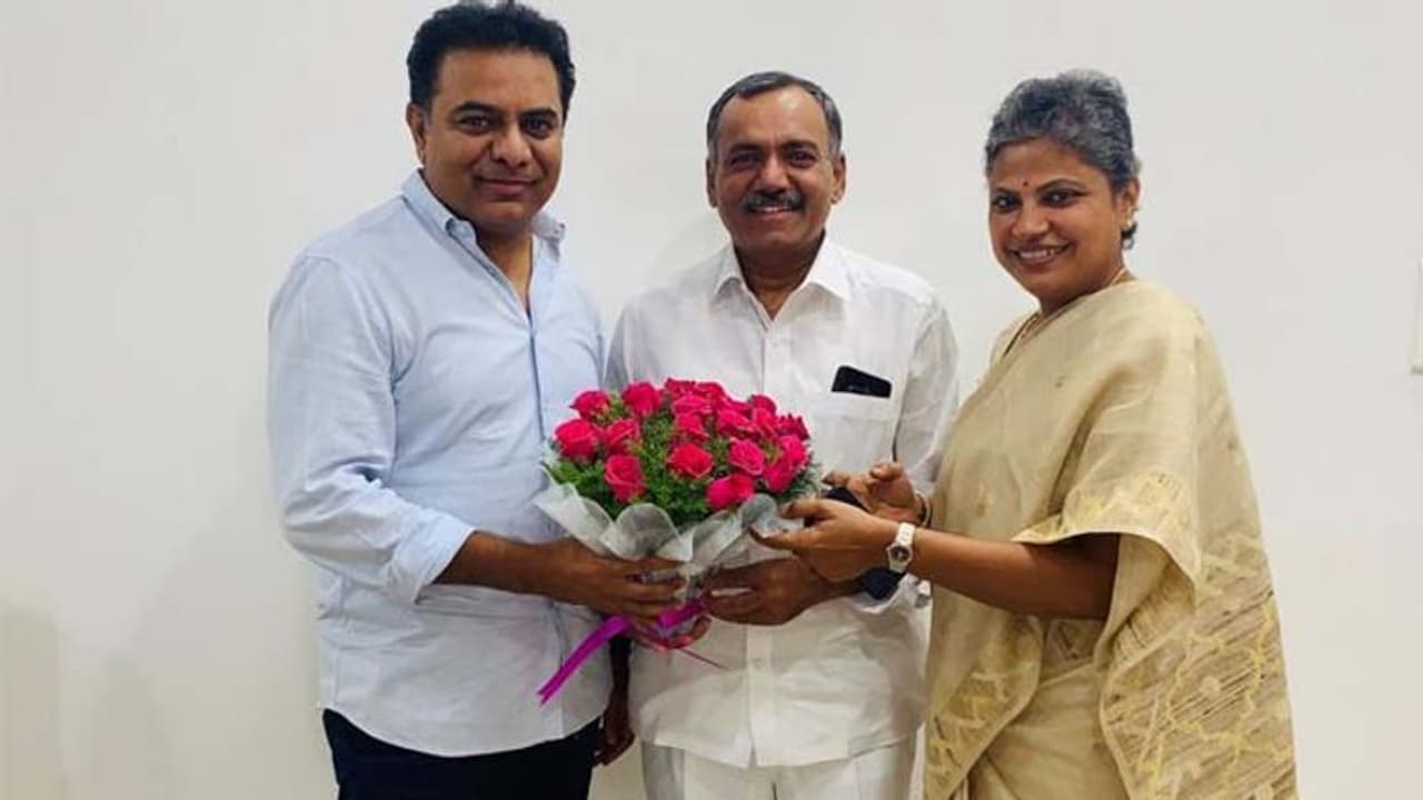 కేటీఆర్తో భేటీ: భార్యతో సహా టీఆర్ఎస్లోకి కాంగ్రెస్ ఎమ్మెల్యే గండ్ర కేటీఆర్తో భేటీ: భార్యతో సహా టీఆర్ఎస్లోకి కాంగ్రెస్ ఎమ్మెల్యే గండ్ర