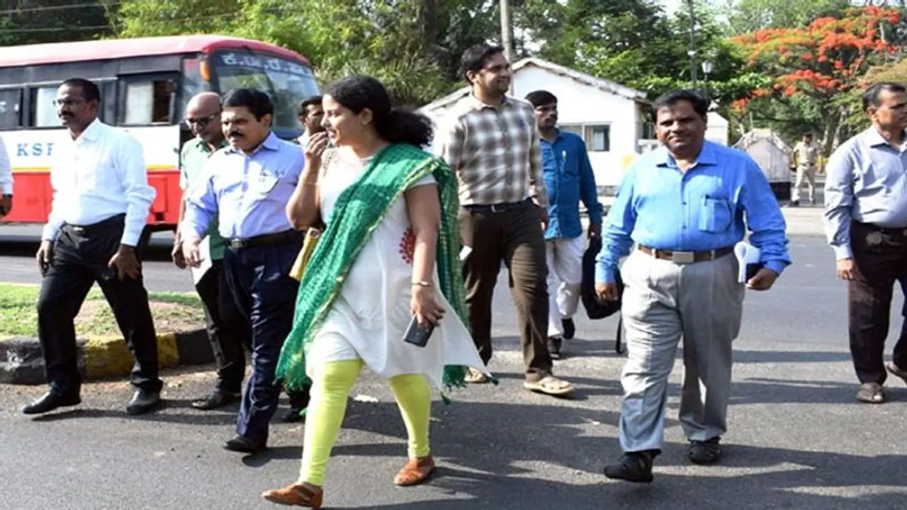 ಕಾಲ್ನಡಿಗೆಯಲ್ಲಿ ಕಚೇರಿಗೆ ಬಂದ ಹಾಸನ ಜಿಲ್ಲಾಧಿಕಾರಿ