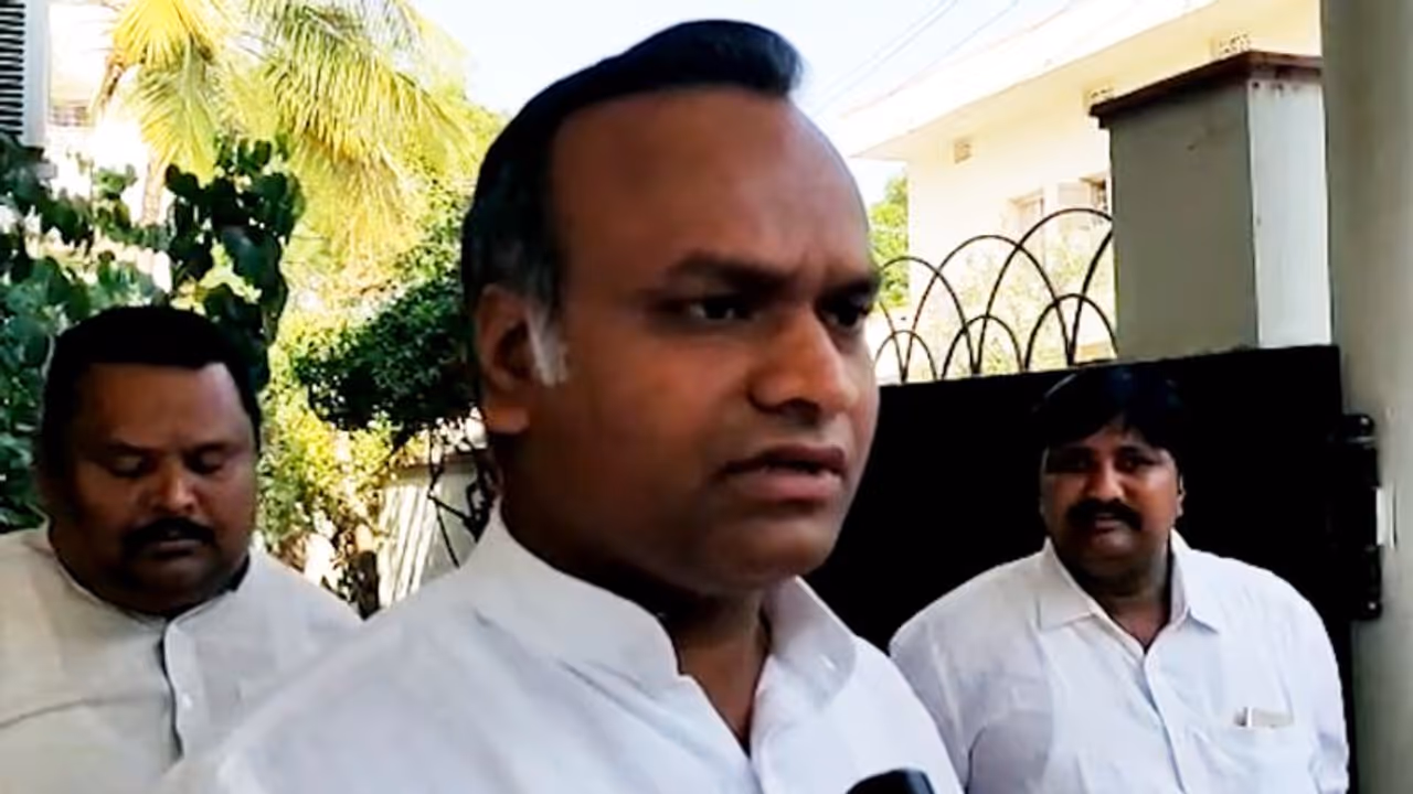 ஹிஜாப் தடையை நீக்க வேண்டும் என வலுக்கும் கோரிக்கை. கர்நாடக அமைச்சர் பிரியங்க் கார்கே சொன்ன முக்கிய தகவல்