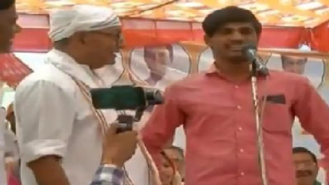 ಟೀಕಿಸಲು ವೇದಿಕೆ ಏರಿದವನಿಂದ ಮೋದಿ ಗುಣಗಾನ: ಇಂಗು ತಿಂದ ಮಂಗನಾದ ಕಾಂಗ್ರೆಸ್ ಟೀಕಿಸಲು ವೇದಿಕೆ ಏರಿದವನಿಂದ ಮೋದಿ ಗುಣಗಾನ: ಇಂಗು ತಿಂದ ಮಂಗನಾದ ಕಾಂಗ್ರೆಸ್