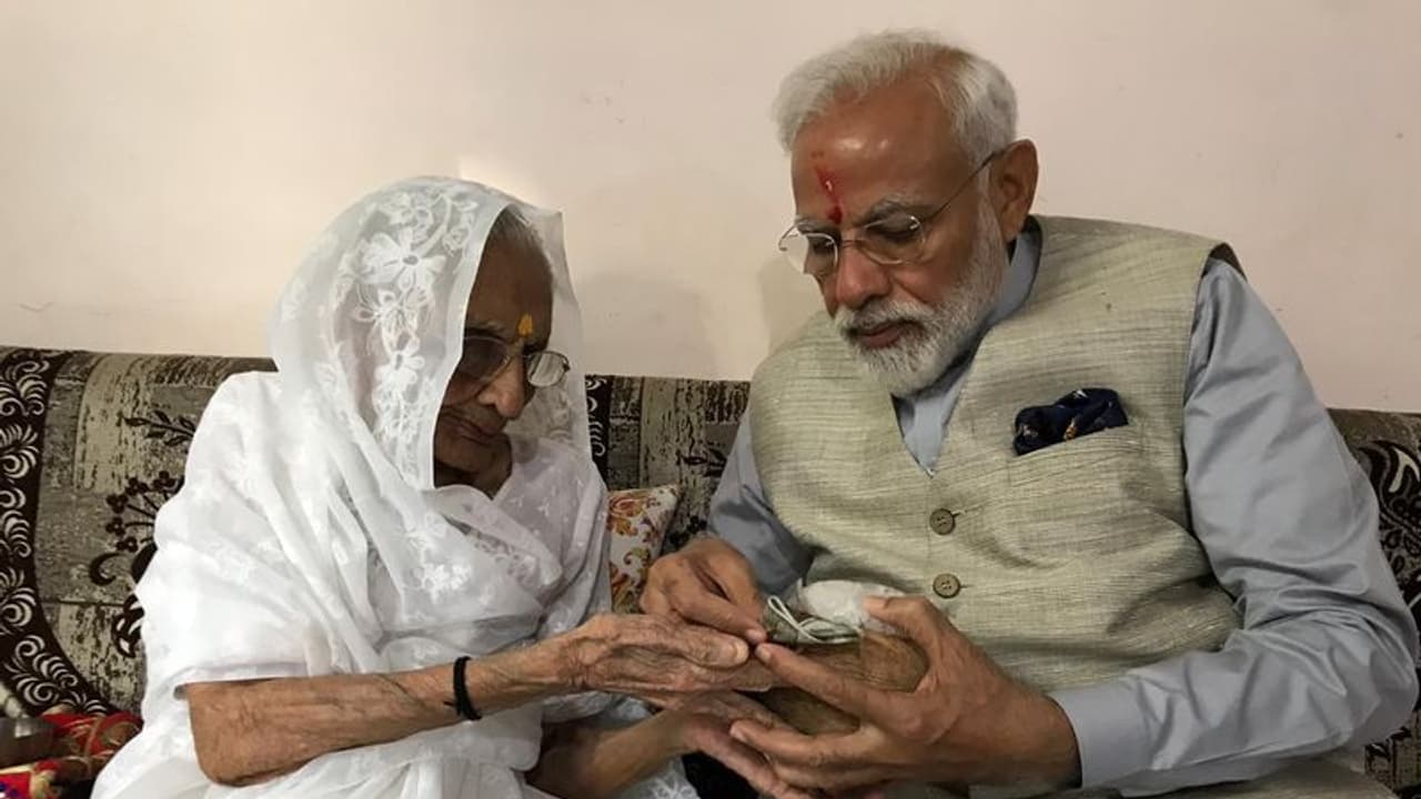 अब भी मां हीराबेन से ‘जेब खर्च’ लेते हैं पीएम मोदी