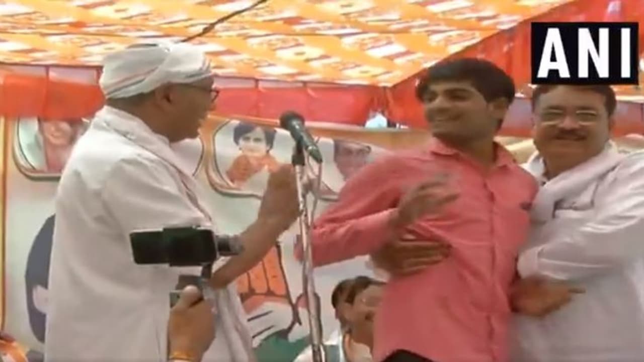 பிரசாரக் கூட்டத்தில் நடந்த சுவாரஷ்ய சம்பவம்... அசிங்கப்பட்ட காங்கிரஸ் வேட்பாளர்!! பிரசாரக் கூட்டத்தில் நடந்த சுவாரஷ்ய சம்பவம்... அசிங்கப்பட்ட காங்கிரஸ் வேட்பாளர்!!